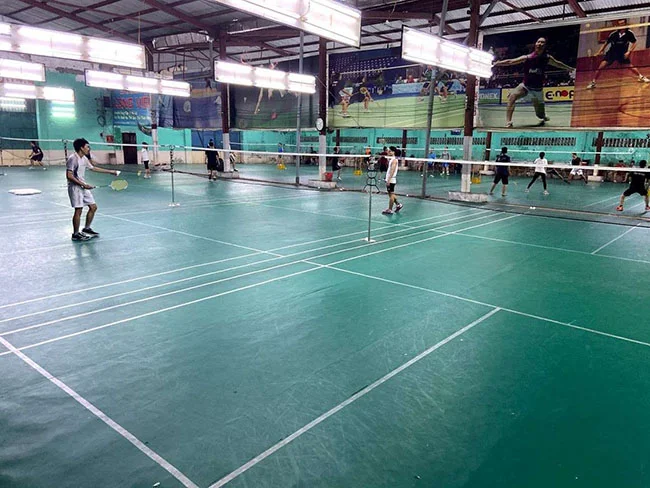 Sân cầu lông Nguyễn Tri Phương với mặt sàn gỗ