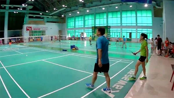 Sân cầu lông T19 với hệ thống thảm và đèn chiếu sáng