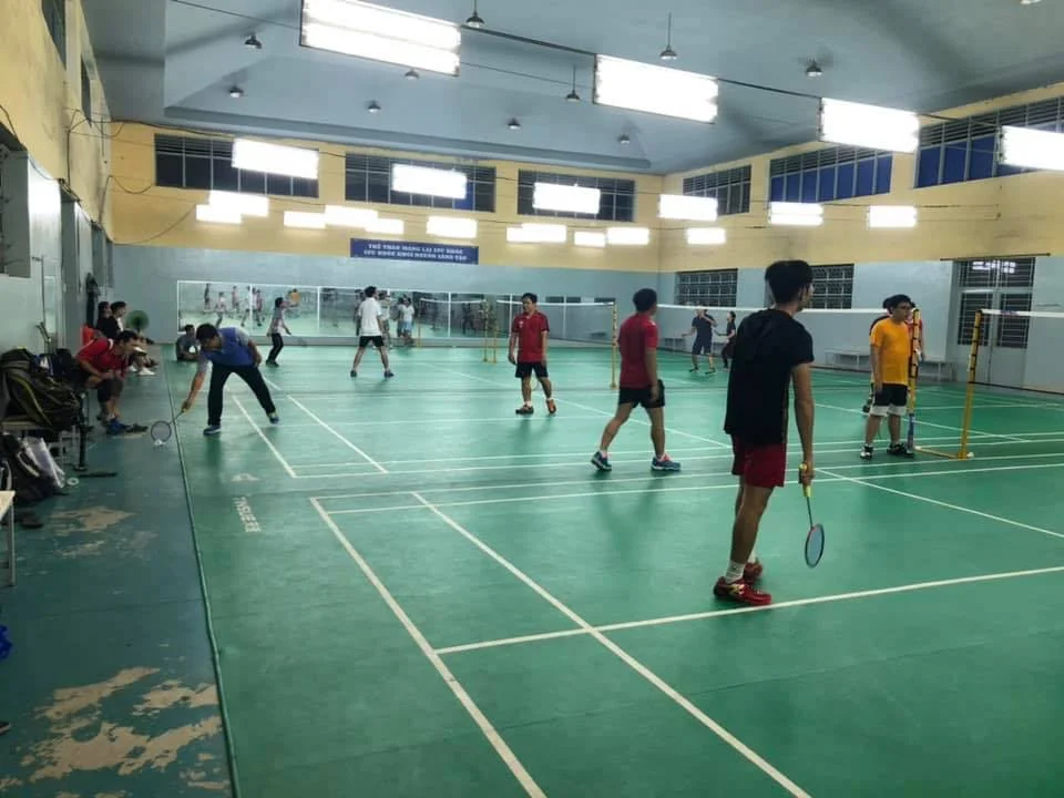 Sân cầu lông Lê Quý Đôn với hệ thống đèn chiếu sáng